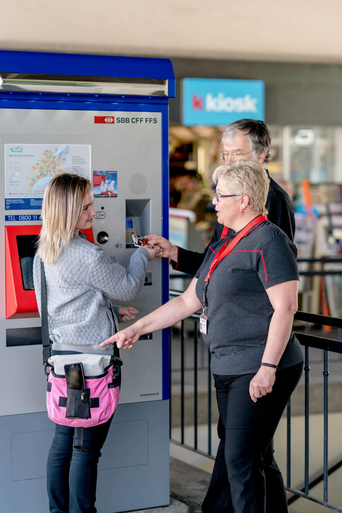 Eine Bahnhofspatin an einem SBB Bahnhof.